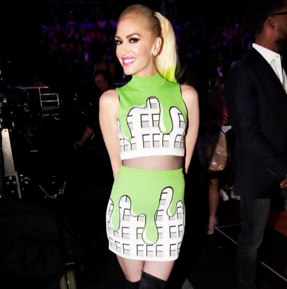 H Gwen Stefani ποζάρει με εφαρμοστό φόρεμα και φουσκωμένη κοιλίτσα